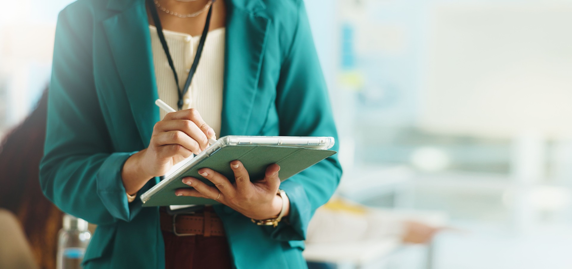 Profesor, tableta y manos de mujer en el aula para el plan de lecciones en línea, los resultados de los estudiantes y la calificación. Espacio, universidad y profesor con lápiz óptico en tecnología para el horario de cursos, educación universitaria y Profesor, tableta y manos de mujer en el aula para el plan de lecciones en línea, los resultados de los estudiantes y la calificación. Espacio, universidad y profesor con lápiz óptico en tecnología para el horario de cursos, educación universitaria y